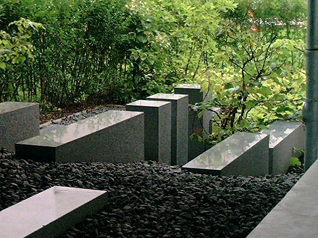 Bachstrasse Housing Development - Hamburg Barmbek-South - Lying Stela at access to gardens.